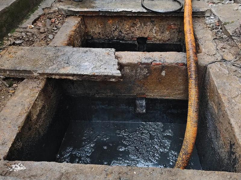 商铺清理化粪池